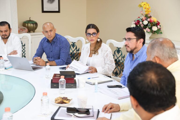 LA GOBERNADORA EVELYN SALGADO PINEDA, SOSTUVO UNA REUNIÓN DE TRABAJO CON LAS Y LOS SECRETARIOS QUE INTEGRAN EL GABINETE,