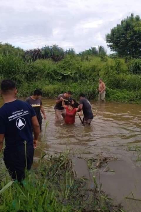 Rescatan a turistas de río embravecido en el municipio Zihuatanejo