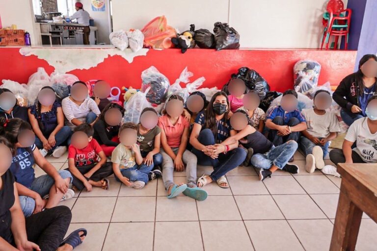 Entrega Liz Salgado Pineda ropa y juguetes a niñas y niños de la Casa Hogar y a la Casa del Adulto Mayor en Chilpancingo