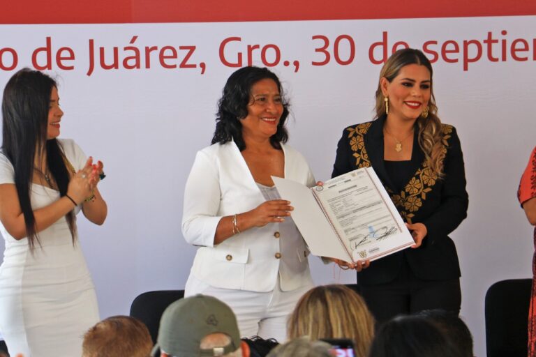 Asiste Abelina López a entrega de escrituras por parte del Fideicomiso Acapulco