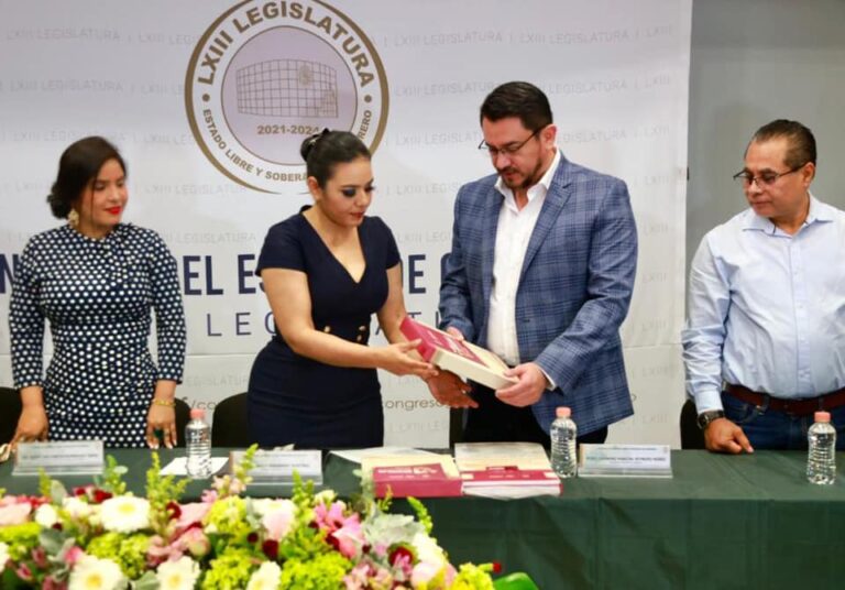 ENTREGA LUDWIG REYNOSO EL PRIMER INFORME DE GOBIERNO DE EVELYN SALGADO PINEDA AL CONGRESO DEL ESTADO DE GUERRERO