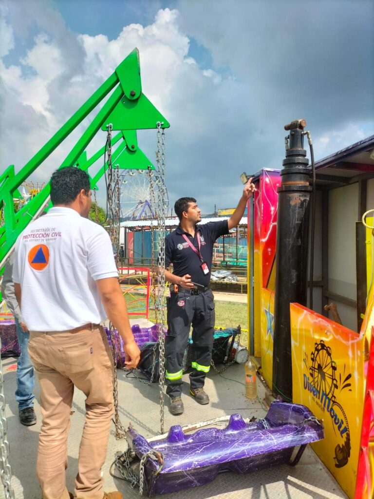 Personal de la SPCGRO supervisa condiciones delos juegos mecánicos de la Expo-Feria de Teloloapan
