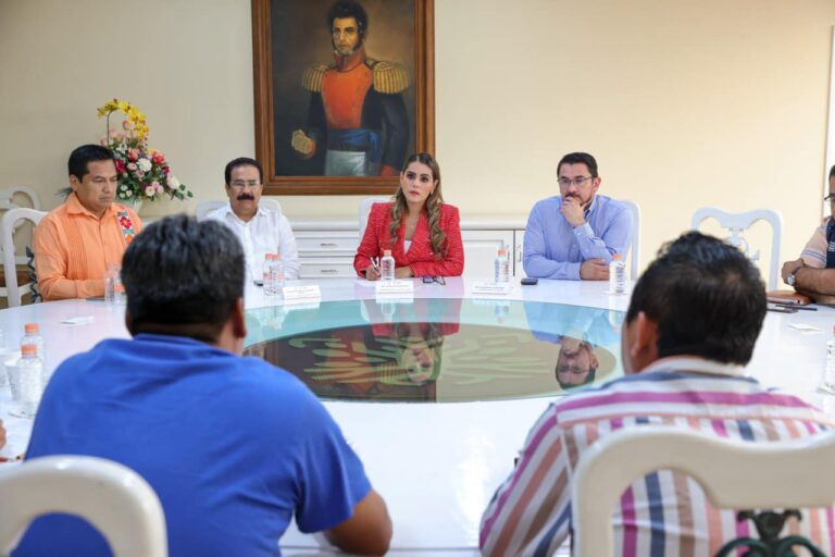 LA GOBERNADORA EVELYN SALGADO PINEDA SOSTUVO UNA REUNIÓN DE TRABAJO CON INTEGRANTES DEL FRENTE POPULAR DE LA MONTAÑA