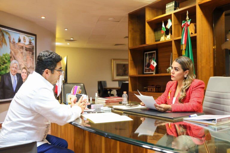 LA GOBERNADORA EVELYN SALGADO PINEDA, SOSTUVO UNA REUNIÓN DE TRABAJO CON EL SECRETARIO DE SEGURIDAD PÚBLICA DEL ESTADO, EVELIO MÉNDEZ GÓMEZ