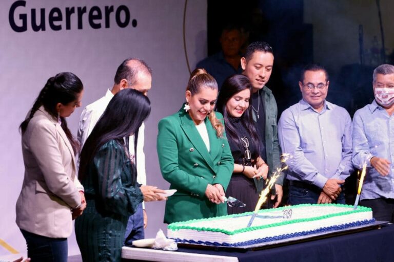 CELEBRA EVELYN SALGADO EL 39 ANIVERSARIO DEL COLEGIO DE BACHILLERES DE GUERRERO
