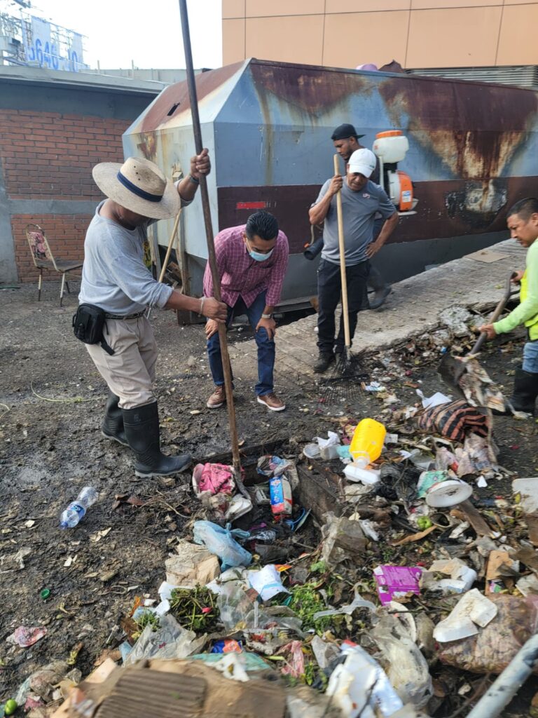 Realizan brigada integral de limpieza en el Mercado Central