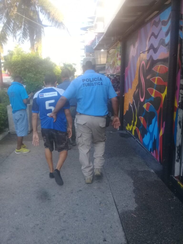 Brindan apoyo elementos a turistas procedentes de Jalisco