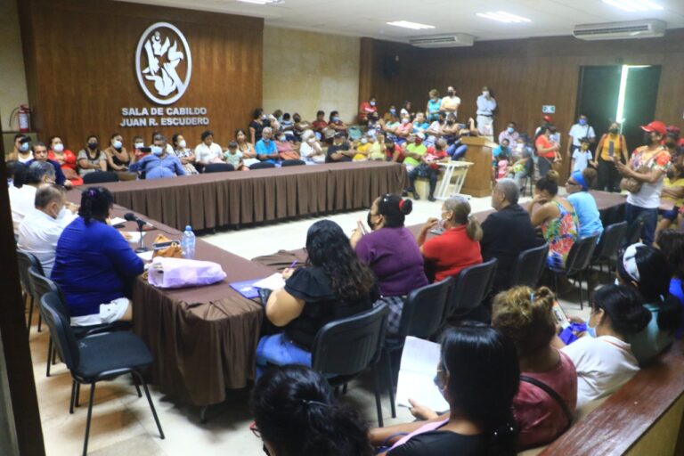 Atienden funcionarios de la Capama a vecinos de la zona poniente de Acapulco