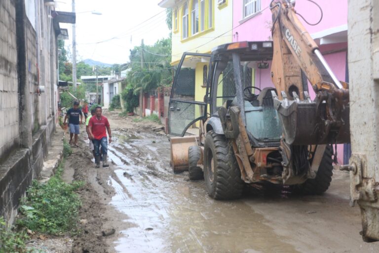 Retira Gobierno Municipal 310 toneladas de lodo, basura y piedras en la Venta