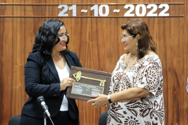Entrega la presidenta municipal las llaves de la ciudad a la esposa y viuda del artista Pal Kepenyes, Luz María Dehesa Orozco