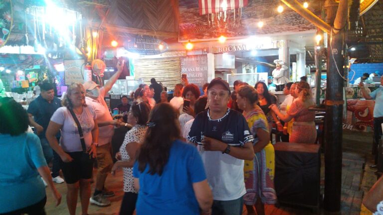 Así se vive el jueves pozolero en Bocana Beach Papagayo