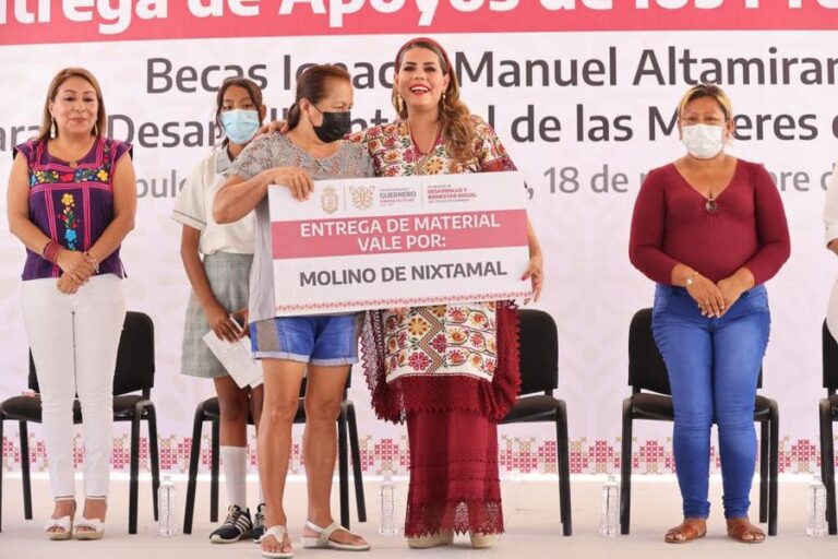 ENTREGA EVELYN SALGADO MÁS DE 4 MILLONES DE PESOS DE LOS PROGRAMAS DE BECAS Y APOYO PRODUCTIVO A MUJERES