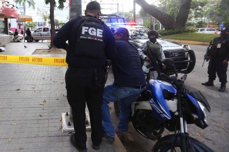 Elementos de la FGE agreden al fotoperiodista Raul Sendi García mientras cubría una nota roja