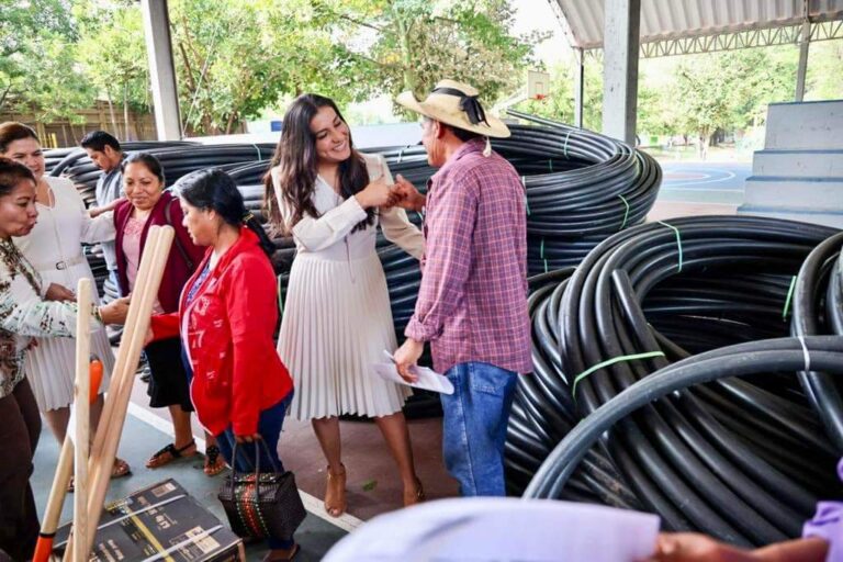 Habitantes de la zona Norte recibieron enseres agrícolas de la presidenta del DIF-Guerrero, Liz Adriana Salgado Pineda