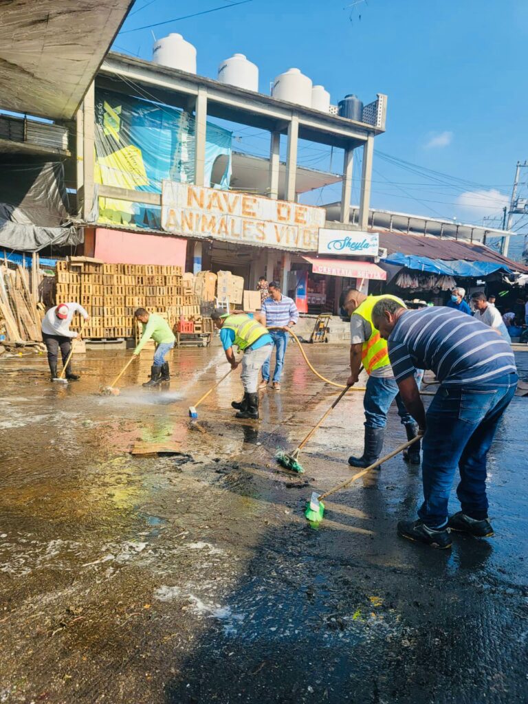 Recolecta Gobierno Municipal más de 30 toneladas de basura en el mercado Central