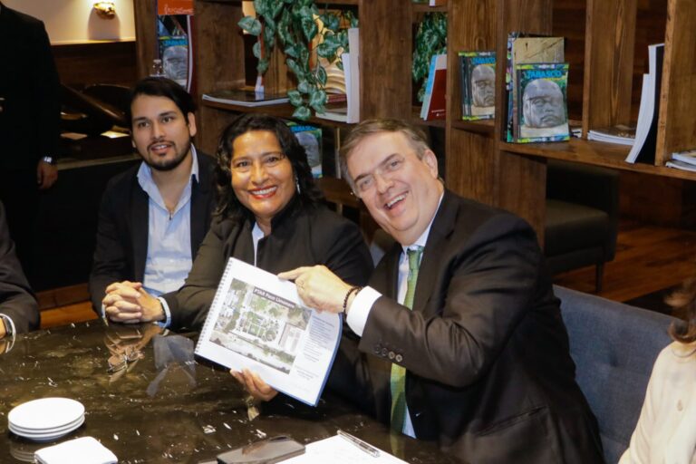 Entregan Abelina López y Marcelo Ebrard, proyecto de saneamiento a empresa Red Meters