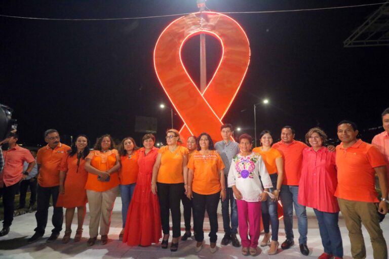 Realiza Abelina López, encendido de Moño Naranja