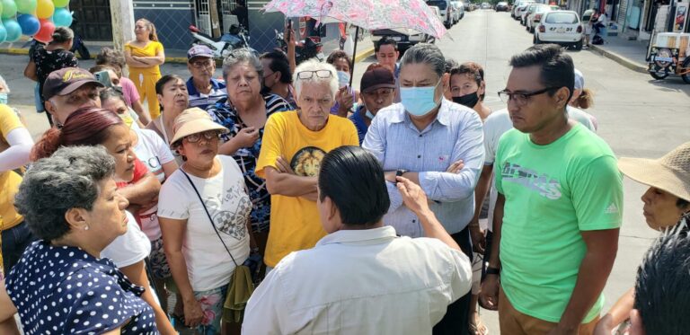 Atienden funcionarios de la Capama a vecinos de la colonia Progreso
