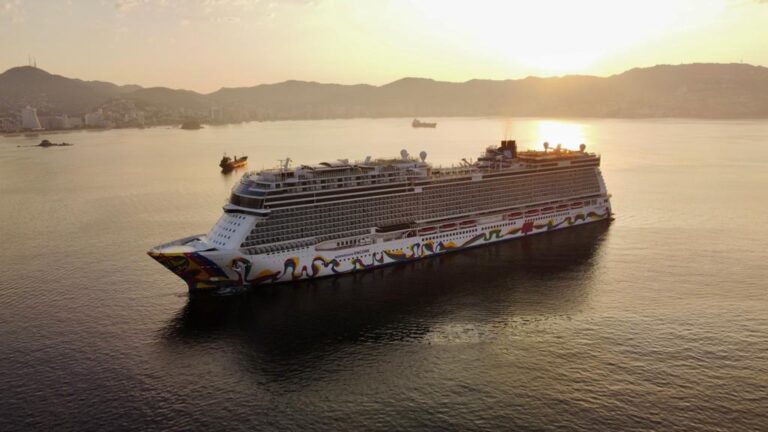 Llega el crucero Norwegian Encore al puerto de Acapulco, el tercero de la temporada y uno de los más grandes de los últimos 10 años