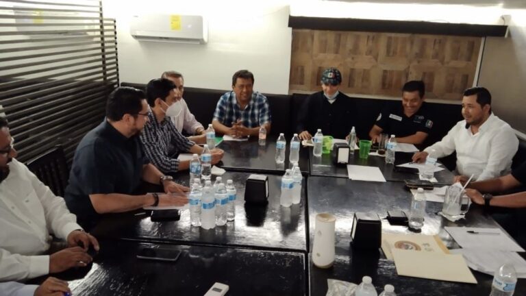 Atiende Secretario General del Ayuntamiento a líderes transportistas