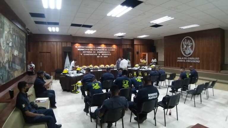 Entregan equipamiento y constancias a cuerpo de bomberos de Acapulco