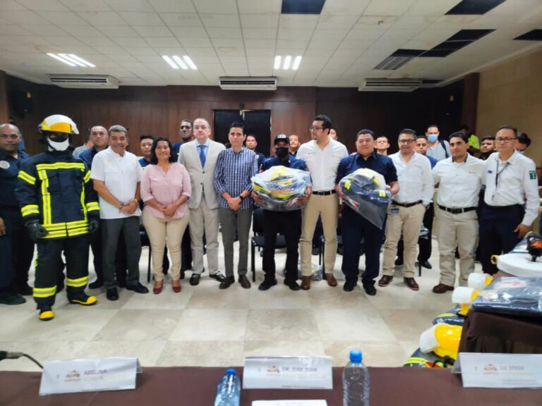 Entrega Abelina López, uniformes y equipo a Bomberos