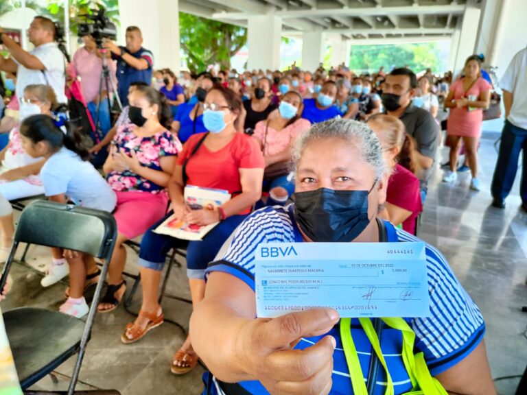 Entrega Abelina López microcréditos a comerciantes