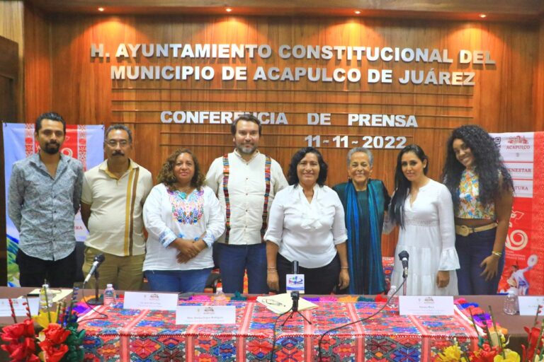 Da la bienvenida Abelina López a la artista internacional, Susana Baca