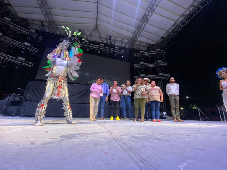 Abarrotan acapulqueños y turistas concierto de La Nao en parque de La Reina