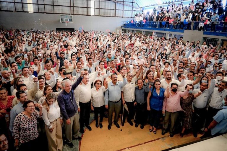 Se reúne el Maestro Emérito Dr. Javier Saldaña Almazán, como organización, FREDEUAG, con más de 1,500 compañeros, principalmente trabajadores de todo el estado con dos propósitos.