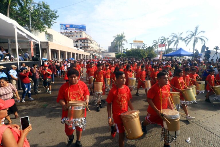 Exitoso y colorido desfile de la Revolución Mexicana en Acapulco