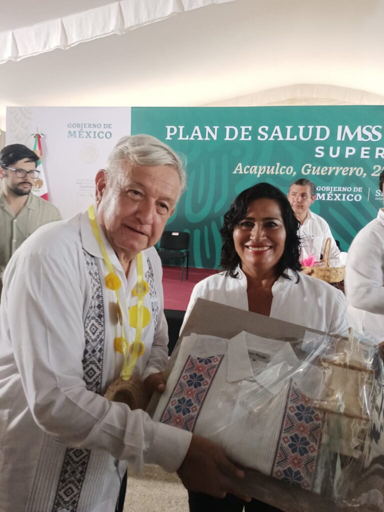 Entrega proyectos Abelina López, al presidente AMLO