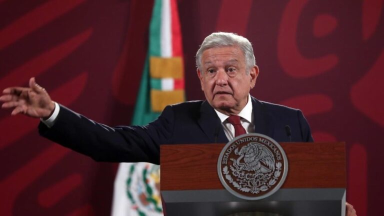 AMLO califica marcha a favor del INE como un “striptease” político del conservadurismo