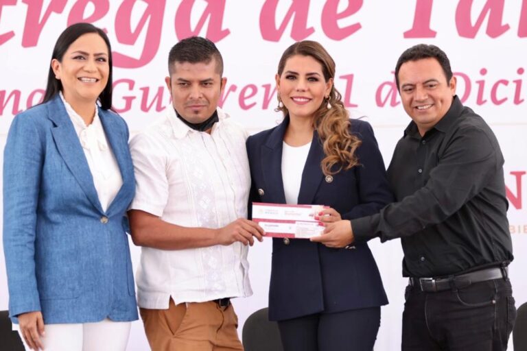 ENCABEZA EVELYN SALGADO Y ARIADNA MONTIEL ENTREGA DE TARJETAS DE PROGRAMA DE PENSIÓN UNIVERSAL PARA EL BIENESTAR DE PERSONAS CON DISCAPACIDAD EN GUERRERO