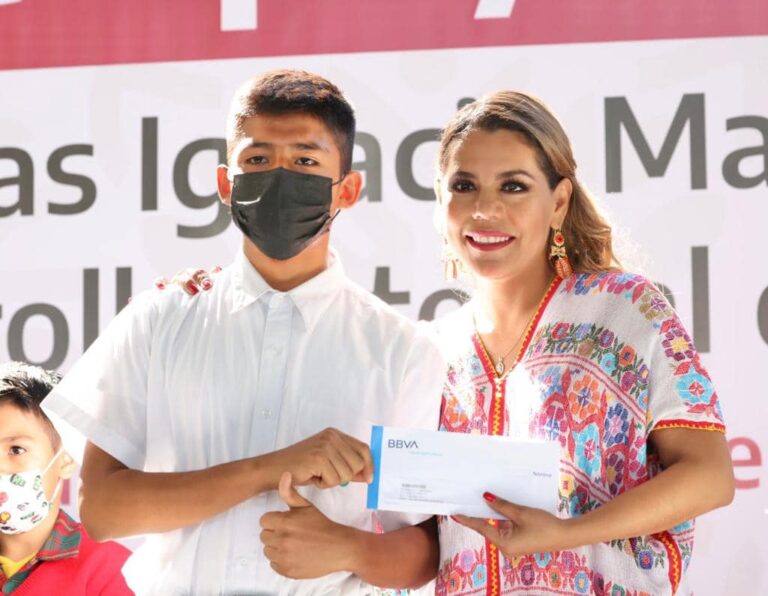 ENTREGA EVELYN SALGADO MÁS DE 3 MDP DE INVERSIÓN DIRECTA ESTATAL EN BECAS Y APOYOS PRODUCTIVOS A MUJERES DE LA ZONA NORTE