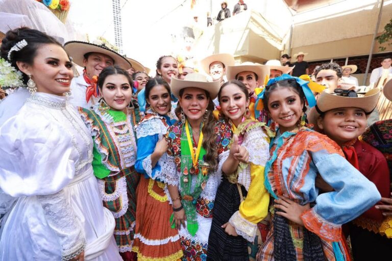 EN UN HECHO INÉDITO, EN EL PASEO DEL PENDÓN, EVELYN SALGADO, CONVIVE DURANTE TODO EL DESFILE CON LAS DANZAS, EN LA FIESTA MÁS IMPORTANTE DE CHILPANCINGO