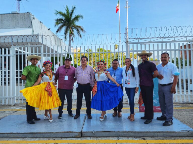 Arriba al puerto el crucero Norwegian Bliss