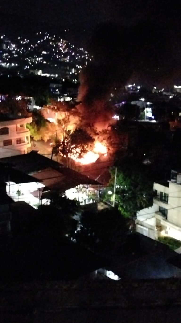 Sofocan bomberos incendios en Infonavit Alta Progreso y Alta Mira