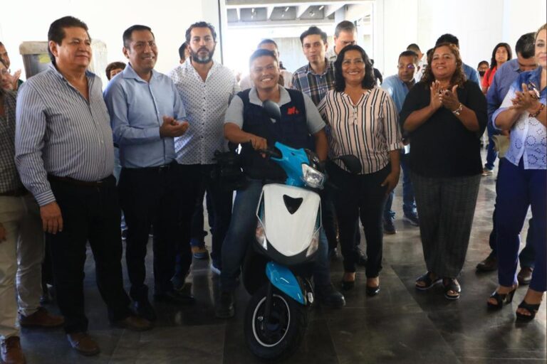 Convive Abelina López con  comunicadores por fiestas decembrinas