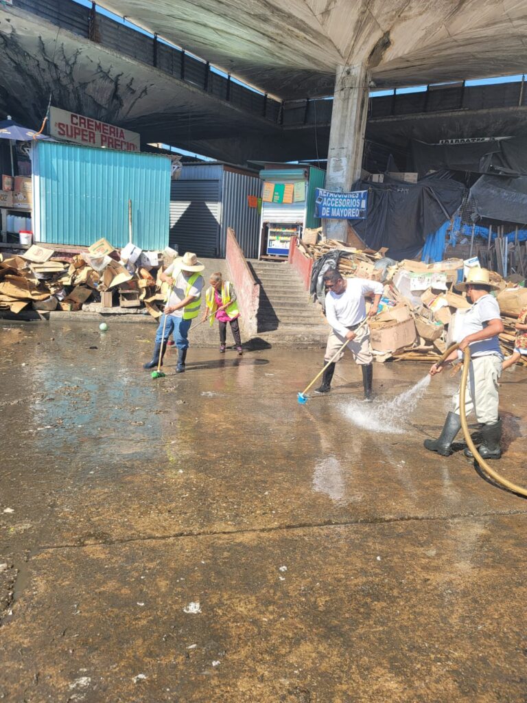 Intensifica Gobierno de Abelina López, operativos de limpieza en mercados