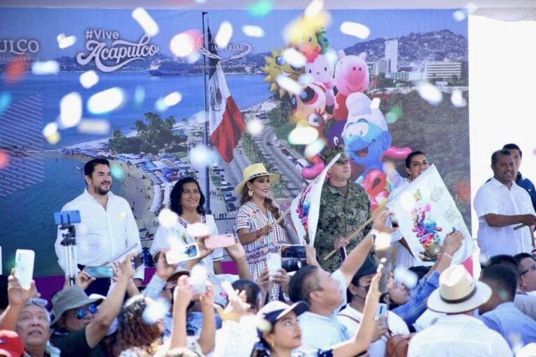 EL DESFILE DE GLOBOS GIGANTES LLENÓ DE COLOR Y ALEGRÍA A ACAPULCO EL DÍA DE REYES