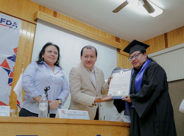 Entrega Javier Saldaña titulos a la primera generación de la especialidad de ciencias forenses de la Facultad de Derecho Acapulco