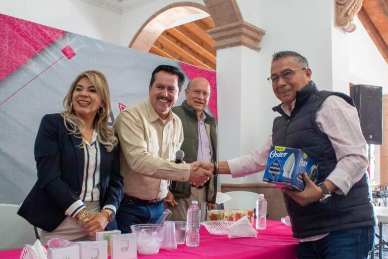 El Presidente Municipal de Taxco, Mario Figueroa Mundo reconoce el trabajo del Gremio Periodístico