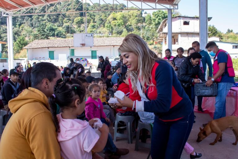 El DIF Taxco festeja a los niños y niñas en San Juan Tenería por motivo del Día de Reyes