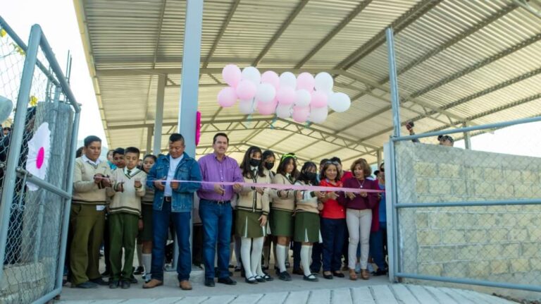 MARIO FIGUEROA MUNDO PRESIDENTE DE TAXCO EN GIRA DE TRABAJO ENTREGÓ LA CONSTRUCCIÓN DE TECHADO DE CANCHA EN LA ESCUELA TELESECUNDARIA SAMUEL QUIROZ CABRERA EN LA LOCALIDAD DE SAN JUAN DE DIOS