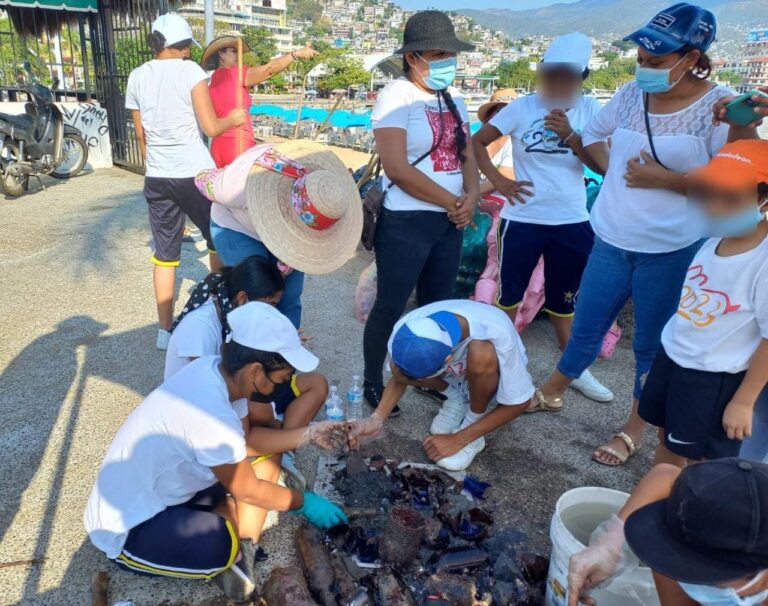 Participan menores de Villas DIF Acapulco en limpieza de fondo marino