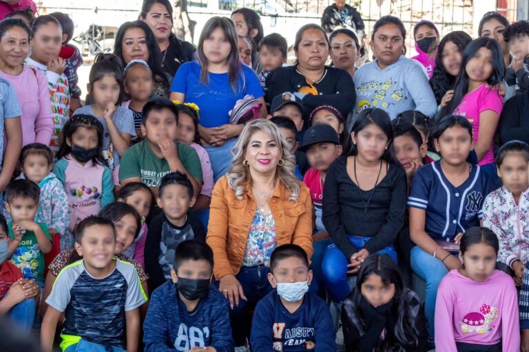El Sistema para el Desarrollo Integral de la Familia DIF Taxco acompaña a los Reyes Magos a la bella comunidad de San Miguel Acuitlapan.