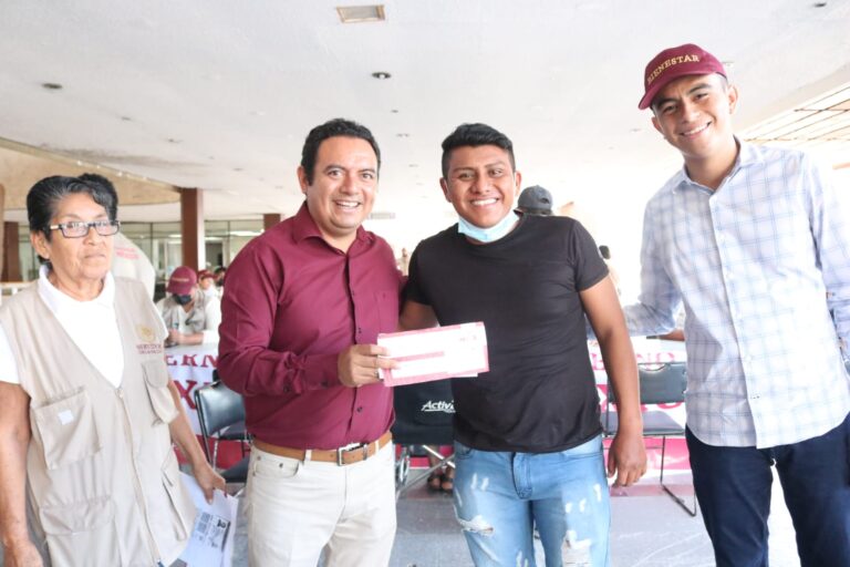 Entrega Gobierno de México tarjetas del Bienestar a beneficiarios en Acapulco