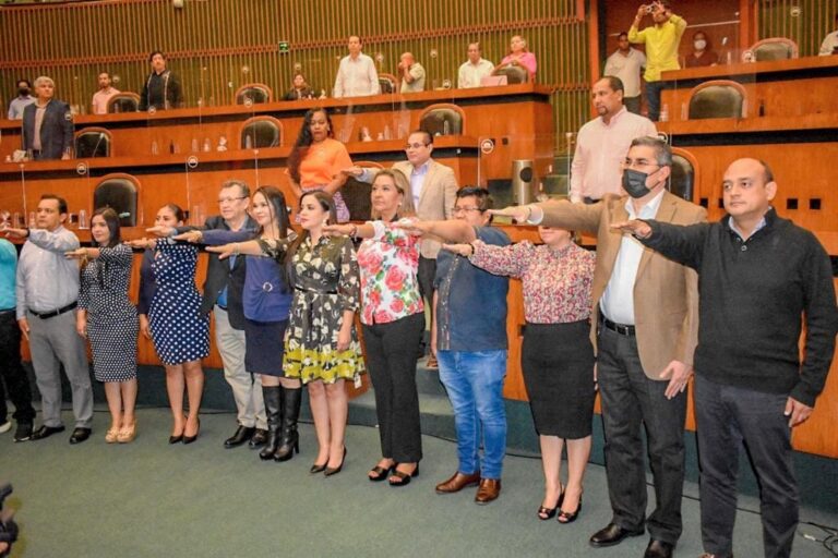El diputado Rafael Navarrete Quezada, tomó protesta como vocal propietario integrante de la Comisión Permanente
