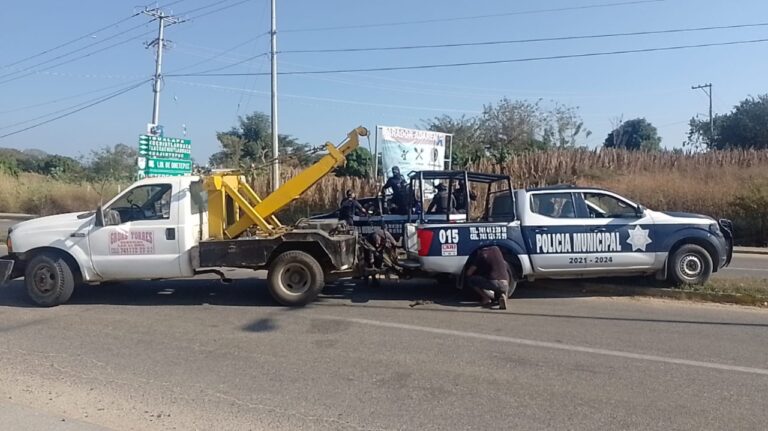 Choca camión trotón de volteo, contra una patrulla de la policía preventiva, se desconoce si hubo heridos, los hechos en el boulevard, Juan N. Álvarez, a la entrada a Ometepec.